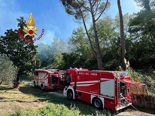 I vigili del fuoco sul luogo dell'incendio a Rufina